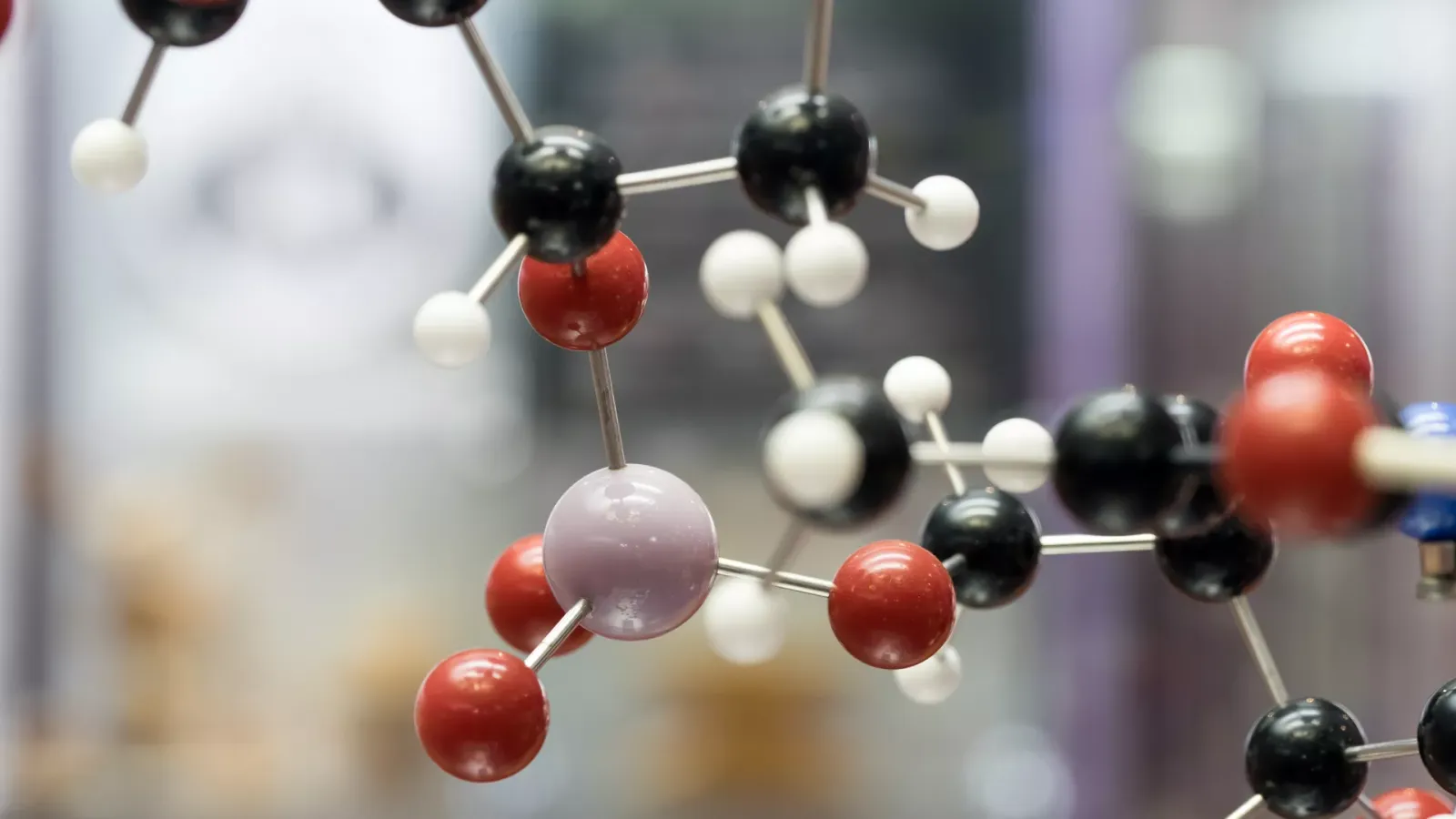 Review identifies a recurring feature in preclinical cancer compounds